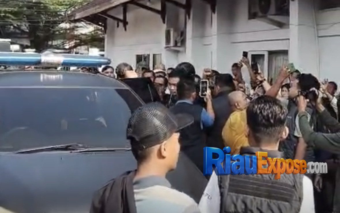 Ratusan pendukung Abdul Wahid memadati Pengadilan Negeri Pekanbaru saat sidang pembacaan tuntutan.