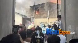 12 Rumah Kontrakan di Jalan Agus Salim Pekanbaru Ludes Terbakar, 9 Mobil Damkar Dikerahkan 4 Kebakaran hebat melanda Jalan Agus Salim Gang Becek, Pekanbaru, Kamis (9/7/2026). Sebanyak 12 rumah kontrakan semi permanen hangus terbakar.