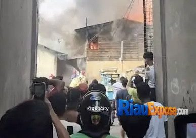 12 Rumah Kontrakan di Jalan Agus Salim Pekanbaru Ludes Terbakar, 9 Mobil Damkar Dikerahkan 1 Kebakaran hebat melanda Jalan Agus Salim Gang Becek, Pekanbaru, Kamis (9/7/2026). Sebanyak 12 rumah kontrakan semi permanen hangus terbakar.