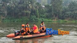 Tim Basarnas Pekanbaru dan BPBD Kampar melakukan pencarian pemuda yang hilang di Sungai Kampar setelah terjatuh dari Jembatan Rantau Berangin akibat aksi standing sepeda motor.