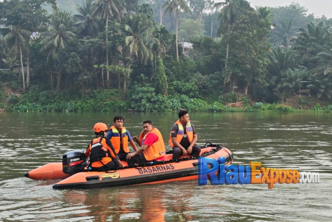 Tim Basarnas Pekanbaru dan BPBD Kampar melakukan pencarian pemuda yang hilang di Sungai Kampar setelah terjatuh dari Jembatan Rantau Berangin akibat aksi standing sepeda motor.