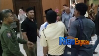 Keributan antara kubu Parisman Ihwan dan Indra Gunawan Eet di lobi Gedung DPRD Provinsi Riau, Kamis 16 Juli 2026.