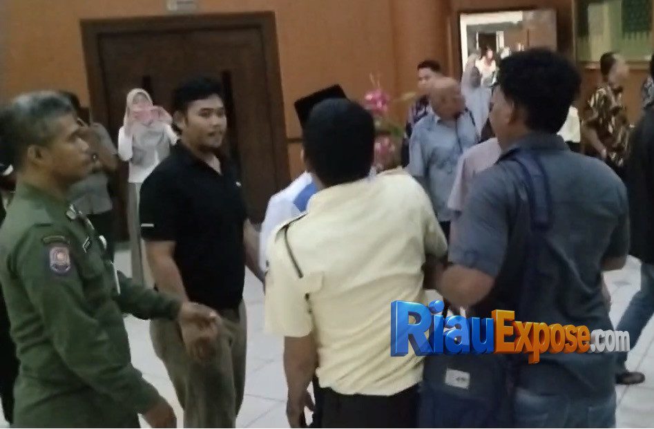 Keributan antara kubu Parisman Ihwan dan Indra Gunawan Eet di lobi Gedung DPRD Provinsi Riau, Kamis 16 Juli 2026.