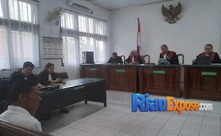 Eks Dirut PT SPRH Rahman Divonis 11 Tahun Penjara, Korupsi Dana PI PHR Rp64,2 Miliar Terbukti 1 Rahman eks Direktur Utama PT Sarana Pembangunan Rokan Hilir menjalani sidang pembacaan putusan di Pengadilan Negeri Pekanbaru.
