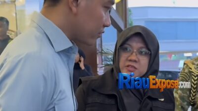 Temui Wapres, Bupati Afni Ungkap Warisan Utang Hampir Rp400 Miliar dan Minta Audiensi Khusus 11 Bupati Siak Afni Zulkifli berbincang dengan Wakil Presiden Gibran Rakabuming Raka di sebuah hotel di Jakarta sambil menyerahkan surat permohonan audiensi.