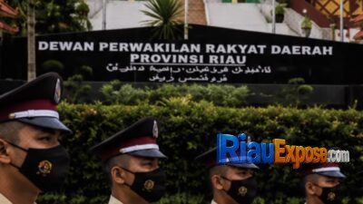 Anggaran Pengamanan DPRD Riau Hampir Rp6 Miliar Disorot Usai Bentrok Dua Kubu Anggota Dewan 10 Suasana bentrokan di Gedung DPRD Provinsi Riau yang memicu sorotan terhadap anggaran jasa pengamanan senilai Rp5,8 miliar pada 2026.