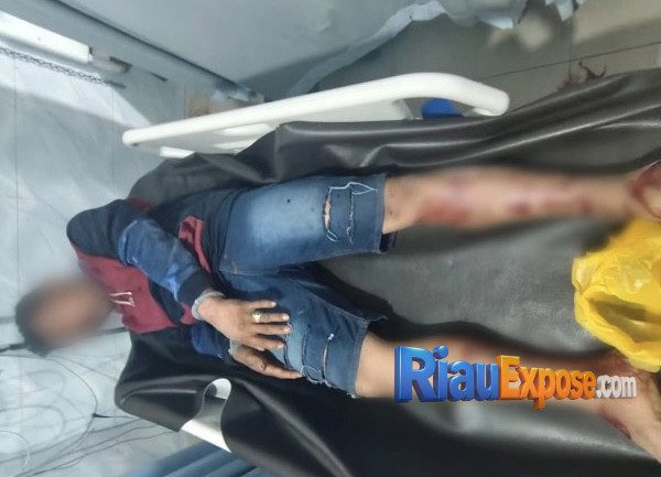 Pengedar Ekstasi di Pekanbaru Serang Petugas dengan Pisau, Berakhir Ditembak Polisi 1 Petugas Ditresnarkoba Polda Riau mengamankan tersangka pengedar pil ekstasi usai melakukan perlawanan menggunakan senjata tajam di Pekanbaru.