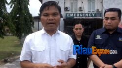 Pejabat UNRI Tinjau TKP Penemuan Jasad Dokter PPDS Alex Cristo Loris di RSUD Siak 6 Pejabat Universitas Riau bersama Kasat Reskrim Polres Siak AKP Dr. Raja Kosmos meninjau lokasi penemuan jasad dr. Alex Cristo Loris di RSUD Tengku Rafian Siak.