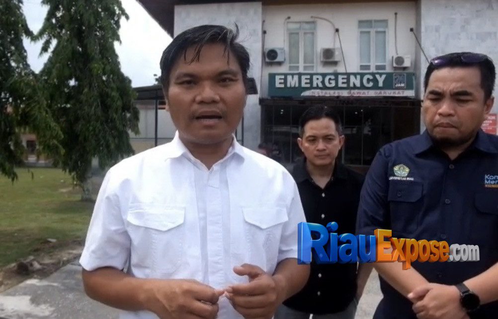 Pejabat UNRI Tinjau TKP Penemuan Jasad Dokter PPDS Alex Cristo Loris di RSUD Siak 1 Pejabat Universitas Riau bersama Kasat Reskrim Polres Siak AKP Dr. Raja Kosmos meninjau lokasi penemuan jasad dr. Alex Cristo Loris di RSUD Tengku Rafian Siak.
