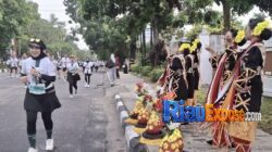 Riau Bhayangkara Run 2026 Meriah, Peserta Disambut Tari Tradisional dan UMKM Kuliner Khas Riau 4 Peserta Riau Bhayangkara Run 2026 disambut Tari Randai dan Kompang Melayu di sepanjang lintasan serta UMKM kuliner khas Riau di garis finis.