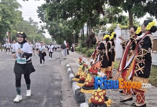 Riau Bhayangkara Run 2026 Meriah, Peserta Disambut Tari Tradisional dan UMKM Kuliner Khas Riau 1 Peserta Riau Bhayangkara Run 2026 disambut Tari Randai dan Kompang Melayu di sepanjang lintasan serta UMKM kuliner khas Riau di garis finis.