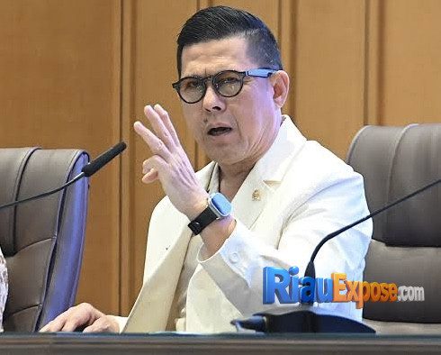 Komisi III DPR RI Sentil Hotman Paris: Tak Ada Aturan Polri Harus Izin Presiden untuk Menangkap Jaksa 1 Anggota Komisi III DPR RI Soedeson Tandra menegaskan tidak ada aturan yang mengharuskan Polri meminta izin Presiden untuk menangkap jaksa yang diduga melakukan tindak pidana.