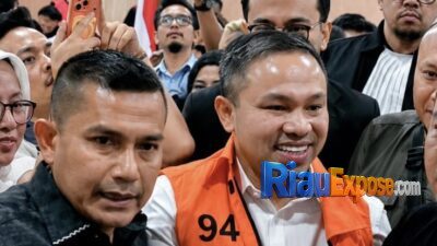 Abdul Wahid Minta Maaf kepada UAS di Pledoi, Mohon Dibebaskan dari Seluruh Dakwaan KPK 12 Abdul Wahid membacakan pledoi di Pengadilan Tipikor Pekanbaru sambil menyampaikan permohonan maaf kepada Ustaz Abdul Somad dan meminta dibebaskan dari dakwaan KPK.