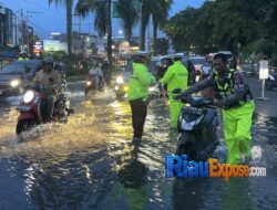 Hujan Deras Rendam Jalan Sudirman Pekanbaru, Ditlantas Polda Riau Urai Kemacetan Ratusan Kendaraan