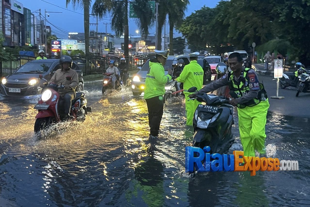 Hujan Deras Rendam Jalan Sudirman Pekanbaru, Ditlantas Polda Riau Urai Kemacetan Ratusan Kendaraan