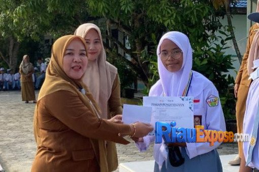 Siti Sabani siswi SMAN 2 Dayun Kabupaten Siak peraih Medali Emas Brilian Olimpiade Indonesia Tingkat Nasional 2026 bidang Kedokteran Dasar.