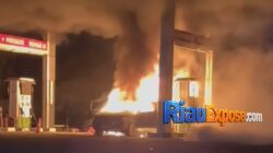 SPBU Harapan Jaya Hang Tuah Pekanbaru Terbakar, Kijang Hangus Saat Isi BBM, Pelangsir BBM? 9 Petugas DPKP Pekanbaru memadamkan kebakaran di SPBU Harapan Jaya Jalan Hang Tuah yang menghanguskan satu unit Toyota Kijang LGX dan merusak dispenser Pertalite