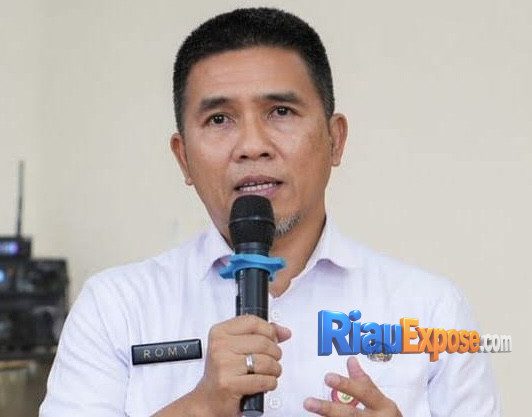 Kepala Dinas Pendidikan Kabupaten Siak Romy Lesmana menyampaikan apresiasi kepada Siti Sabani, siswi kelas XI SMAN 2 Dayun, yang berhasil meraih Medali Emas Brilian Olimpiade Indonesia (BOI) Tingkat Nasional 2026 bidang Kedokteran Dasar dan mengharumkan nama Kabupaten Siak.