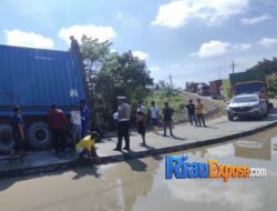 Satlantas Polres Siak Evakuasi Truk Mogok, Arus Lalu Lintas Minas–Perawang Kembali Lancar