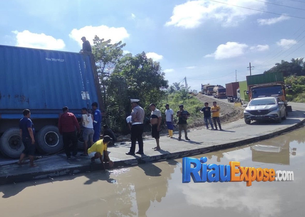 Satlantas Polres Siak Evakuasi Truk Mogok, Arus Lalu Lintas Minas–Perawang Kembali Lancar