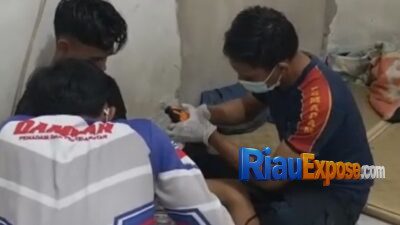 Personel Dinas Pemadam Kebakaran dan Penyelamatan Kota Dumai melakukan evakuasi pelepasan cincin yang tersangkut di alat kelamin seorang pria setelah menerima laporan melalui layanan darurat 112 Dumai