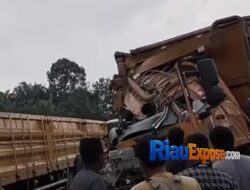 Dua Dump Truck Laga Kambing di Lintas Perawang–Minas, Polisi Sigap Evakuasi Kendaraan dan Urai Kemacetan