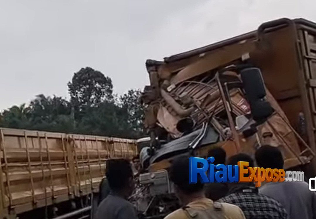 Petugas Unit Lantas Polsek Tualang mengevakuasi dua dump truck yang terlibat kecelakaan di Jalan Lintas Perawang–Minas KM 20, Kabupaten Siak.