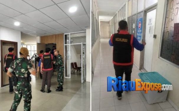 Kejati Geledah Disdik Riau Terkait Dugaan Korupsi Pengadaan Smart Board 2024 1 Penyidik Kejati Riau melakukan penggeledahan di Kantor Dinas Pendidikan Provinsi Riau terkait dugaan korupsi pengadaan Smart Board Tahun Anggaran 2024.