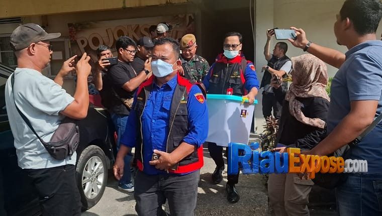 Tim penyidik Kejati Riau membawa enam boks dokumen usai menggeledah Kantor Dinas Pendidikan Provinsi Riau terkait penyidikan dugaan korupsi pengadaan Smart Board Tahun Anggaran 2024.
