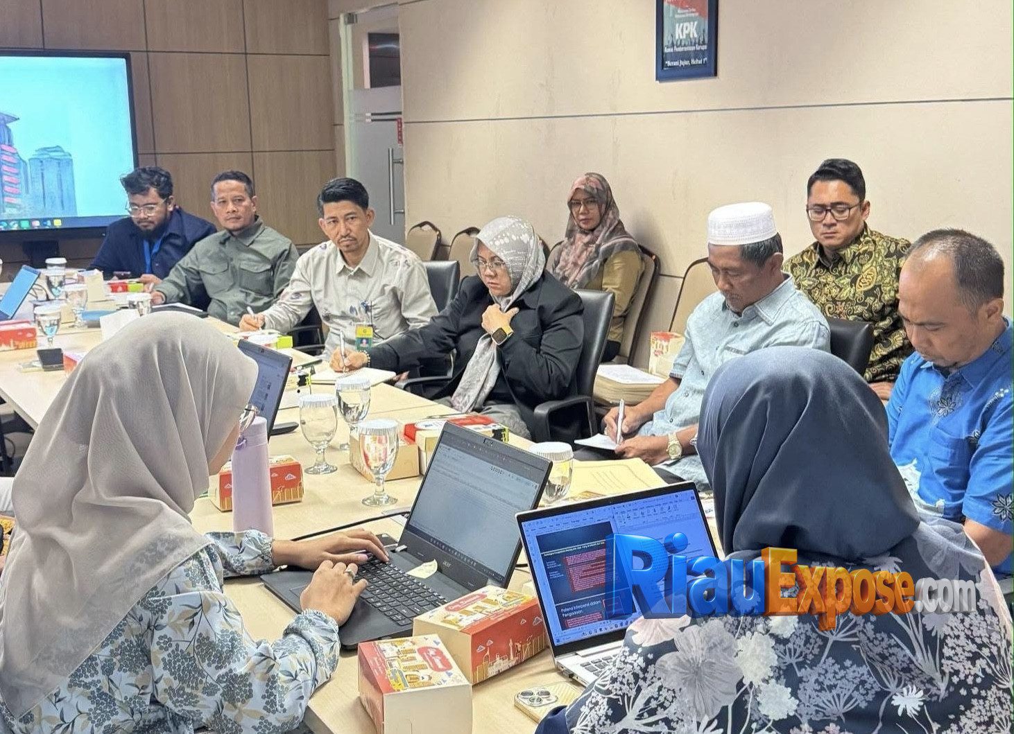Bupati Siak Afni Zulkifli saat audiensi bersama jajaran KPK di Gedung Merah Putih membahas penguatan pencegahan korupsi dan tata kelola pemerintahan.