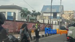 Kasat Lantas Pekanbaru Ingatkan Personel, LBH Peduli Bangsa Edukasi Pengendara 7 Satantas Polresta Pekanbaru memberikan edukasi kepada masyarakat agar tidak memberikan uang damai kepada oknum polisi saat penindakan pelanggaran lalu lintas.