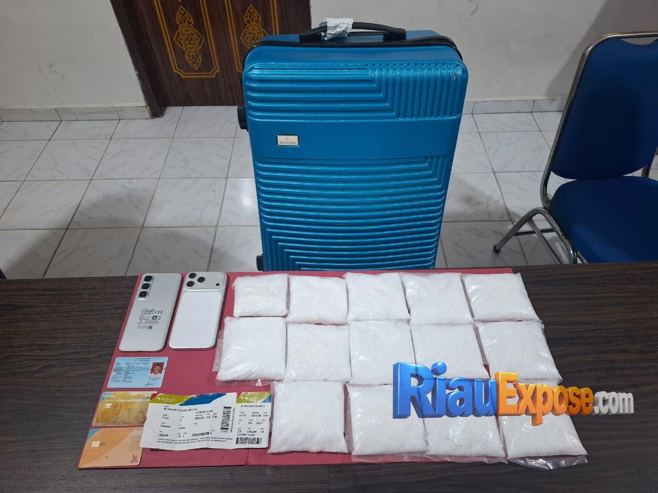 Gagal Terbang ke Jakarta, 2 Kg Sabu Asal Aceh Digagalkan Avsec Bandara SSK II Pekanbaru 1 Barang bukti 14 paket sabu seberat 2 kg dan koper biru yang digagalkan petugas di Bandara SSK II Pekanbaru.
