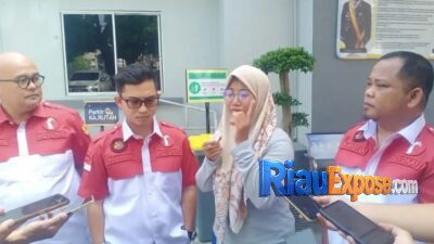 Ketua TAPAK Riau Suroto bersama tim kuasa hukum memberikan keterangan terkait dugaan penyalahgunaan solar subsidi PT SUP di Pekanbaru.