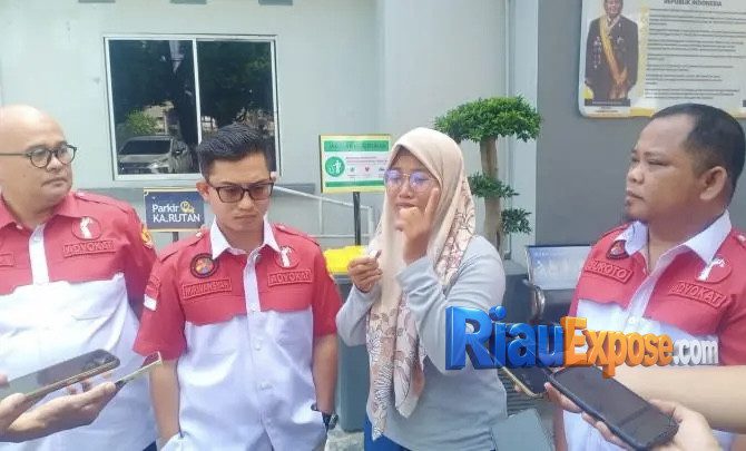 TAPAK Riau Desak Polisi Usut Aktor Intelektual Kasus Solar Subsidi PT SUP 1 Ketua TAPAK Riau Suroto bersama tim kuasa hukum memberikan keterangan terkait dugaan penyalahgunaan solar subsidi PT SUP di Pekanbaru.