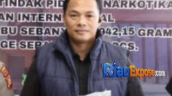 Sebelum Kabur, Napi Lapas Pekanbaru Kendalikan Sabu 2 Kg dari Bandara SSK II, Polda Riau Bongkar Perannya 5 Kompol Ade Zaldi mengungkap peran napi kabur Ibnu Satya Darma sebagai pengendali sabu 2 kilogram yang digagalkan di Bandara SSK II Pekanbaru.