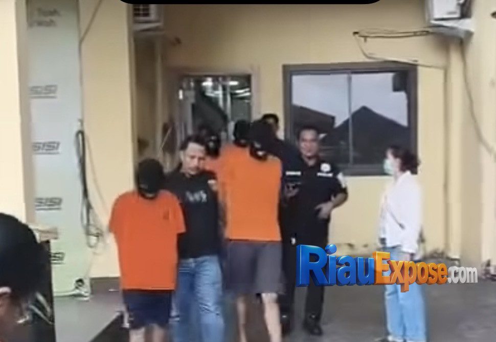 Sehari Usai Beraksi, 2 Pelaku Begal Jalan Teropong Ditangkap Polisi, Dua Penadah Ikut Diringkus 1 Polsek Binawidya menunjukkan dua pelaku begal Jalan Teropong dan dua penadah beserta barang bukti sepeda motor Yamaha NMax hasil kejahatan di Pekanbaru.