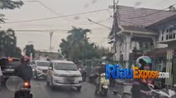Ribuan simpatisan Abdul Wahid bertahan di tengah hujan deras menjelang sidang pembacaan vonis di Pengadilan Tipikor PN Pekanbaru.