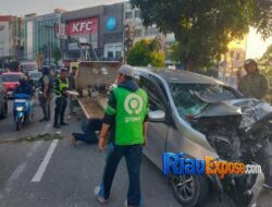 Diduga Pulang Dugem, Toyota Calya Tabrak Pohon di Sudirman Pekanbaru, 3 Orang Terluka