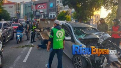 Diduga Pulang Dugem, Toyota Calya Tabrak Pohon di Sudirman Pekanbaru, 3 Orang Terluka