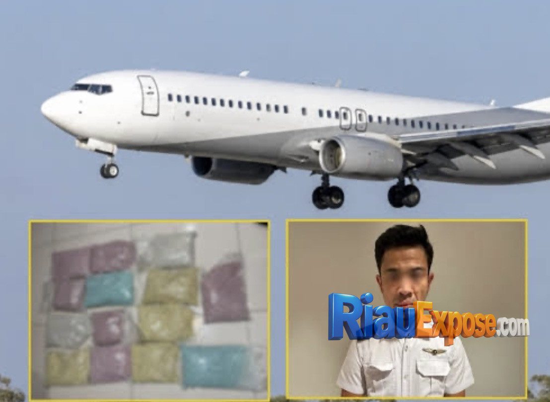 Petugas Bareskrim Polri dan Bea Cukai Soekarno-Hatta menunjukkan barang bukti 70.114 butir ekstasi dan sabu yang dibawa seorang pilot asal Malaysia di Bandara Soekarno-Hatta.