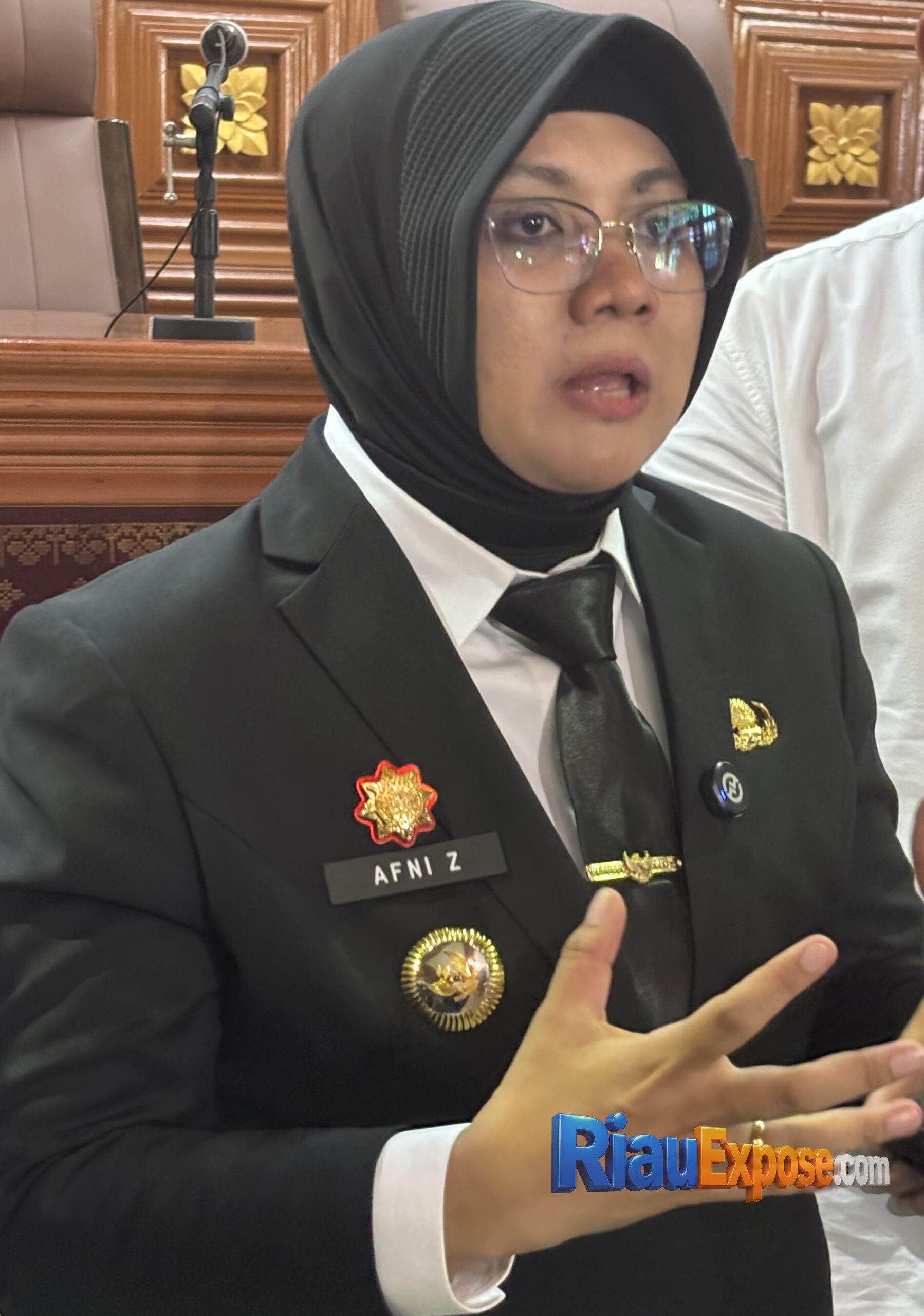 Bupati Afni Zulkifli terima penghargaan