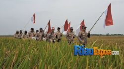 Ekspedisi Merah Putih Polsek Bungaraya: Bantu Warga hingga Green Policing 7 Kapolsek Bungaraya AKP Mulyadi Sihombing bersama personel dan masyarakat dalam Ekspedisi Merah Putih Presisi serta program Green Policing