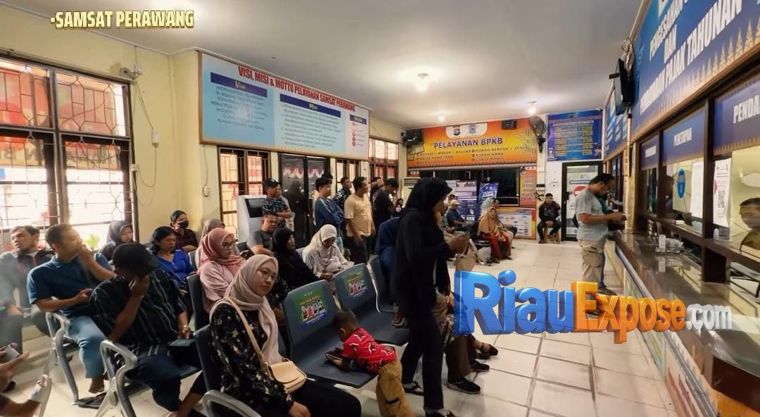 Yulia Safitri SH M.Si saat memantau pelayanan hari kedua pemutihan pajak kendaraan di Samsat Perawang Kabupaten Siak.