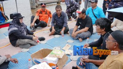 Bupati Siak Afni Z menyampaikan belasungkawa kepada orang tua Muhammad Shidqie Saputra di lokasi pencarian bocah tenggelam di Turap Sungai Siak bersama tim gabungan.