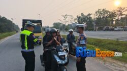 Polres Siak membagikan masker kepada pengendara di Jalan Lintas Perawang Buton saat asap karhutla mulai dirasakan di wilayah Siak