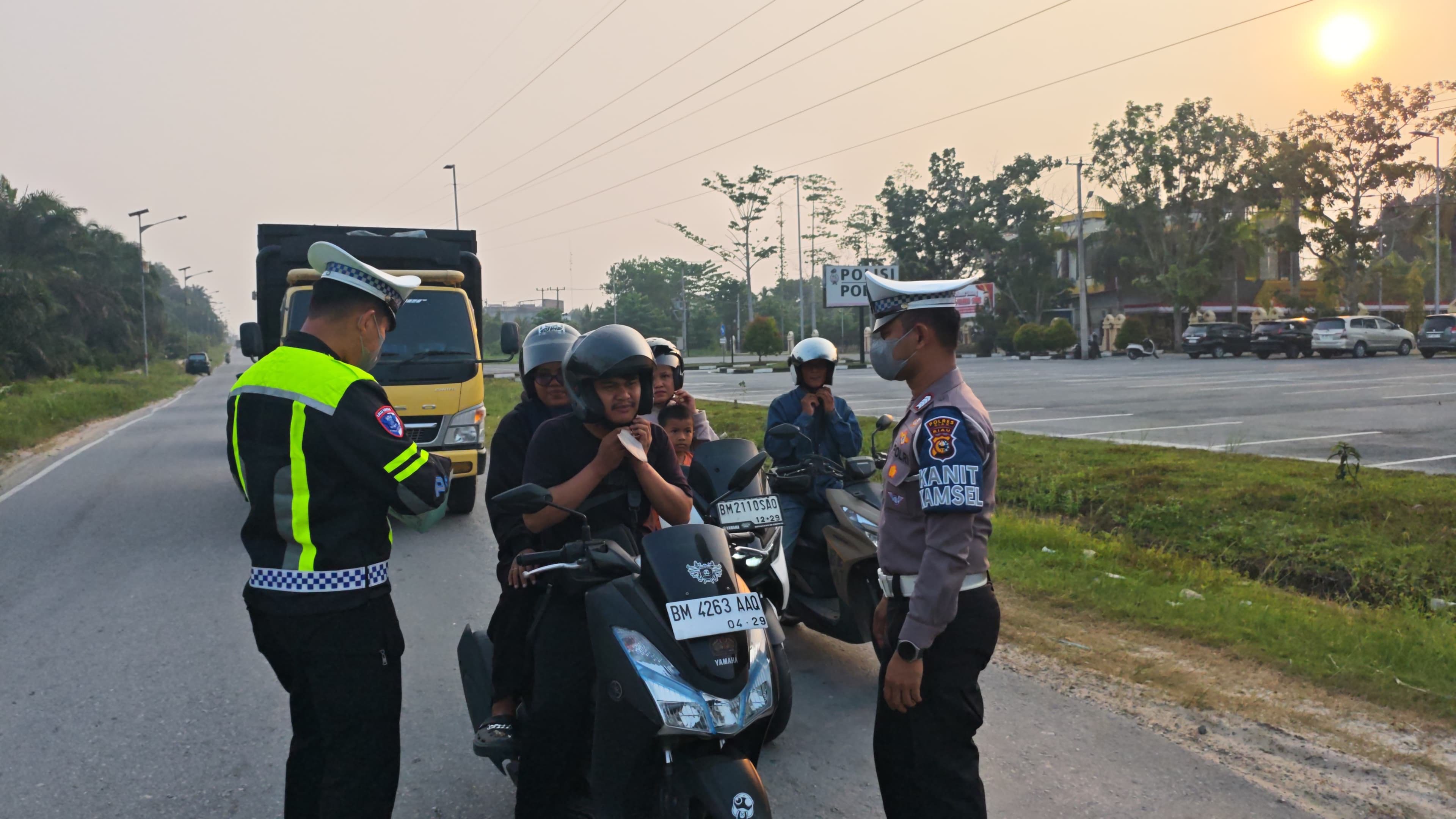 Asap Karhutla Sampai ke Siak, Polres Bagikan Masker kepada Pengendara