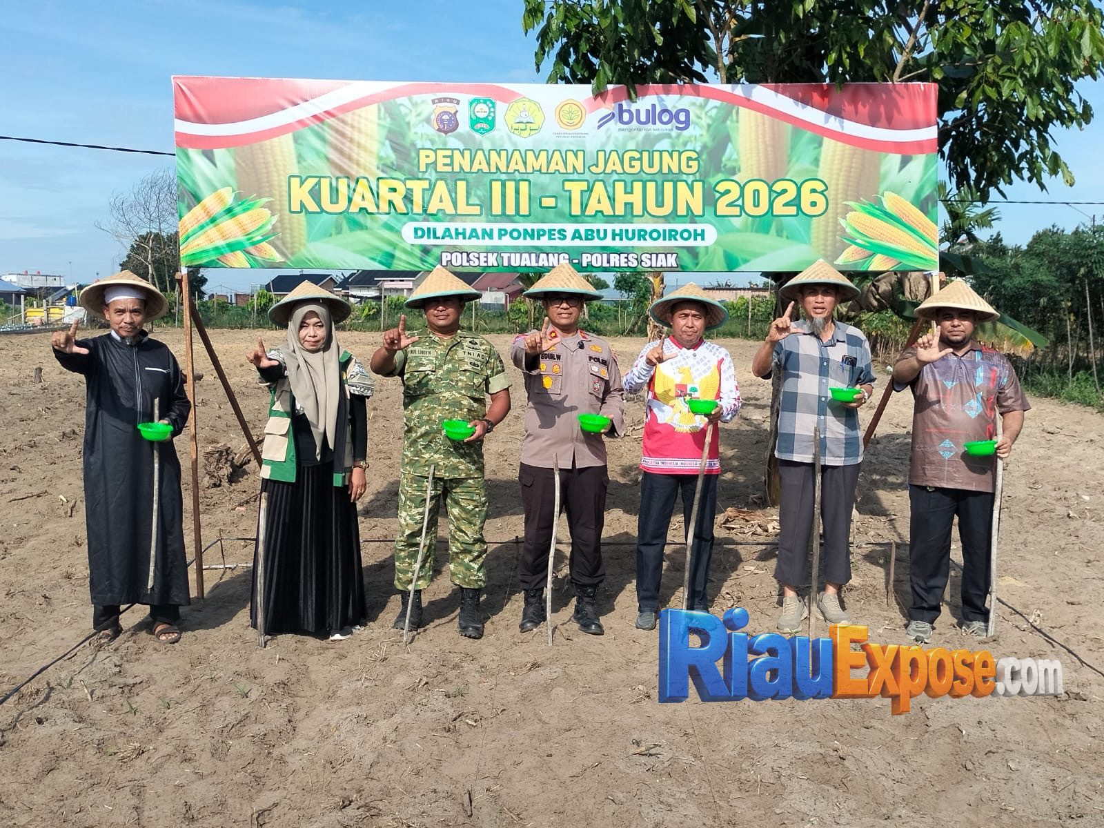 Polsek Tualang Bersama Upika dan Perusahaan Kompak Semai Jagung Kuartal III