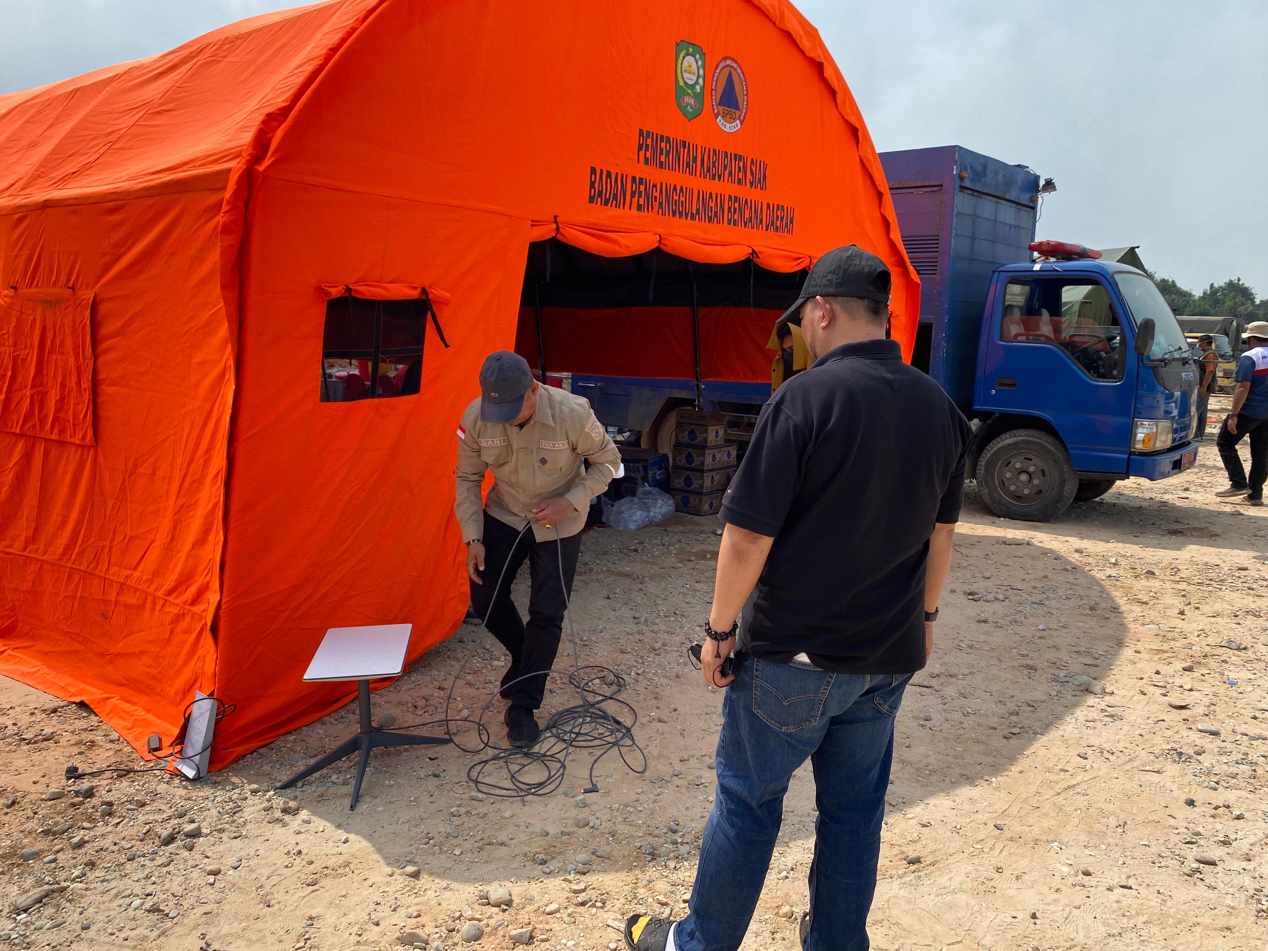 Diskominfo Siak Pasang Internet Satelit di Posko Karhutla TN Zamrud Dayun