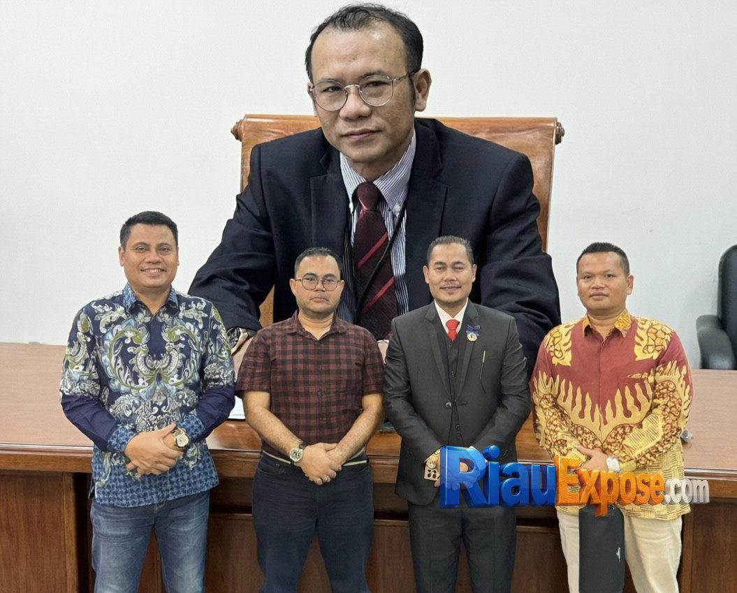Ketua DPD KAI Riau Dr. Irfan Ardiansyah Ramlan Comel memberikan ucapan selamat kepada RMB Pasaribu yang resmi dikukuhkan dan dilantik sebagai Ketua PPRPI Kota Pekanbaru.
