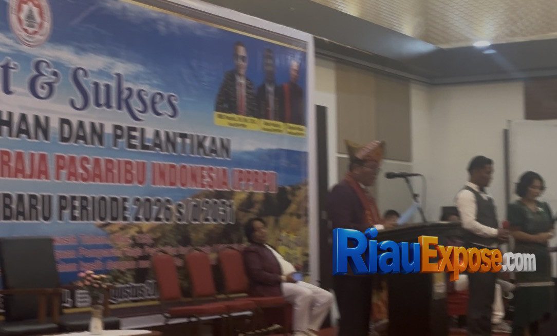 RMB Pasaribu bersama Wali Kota Pekanbaru Agung Nugroho saat pelantikan dan pengukuhan Ketua PPRPI Pekanbaru di Hotel Grand Suka, Sabtu 1 Agustus 2026.